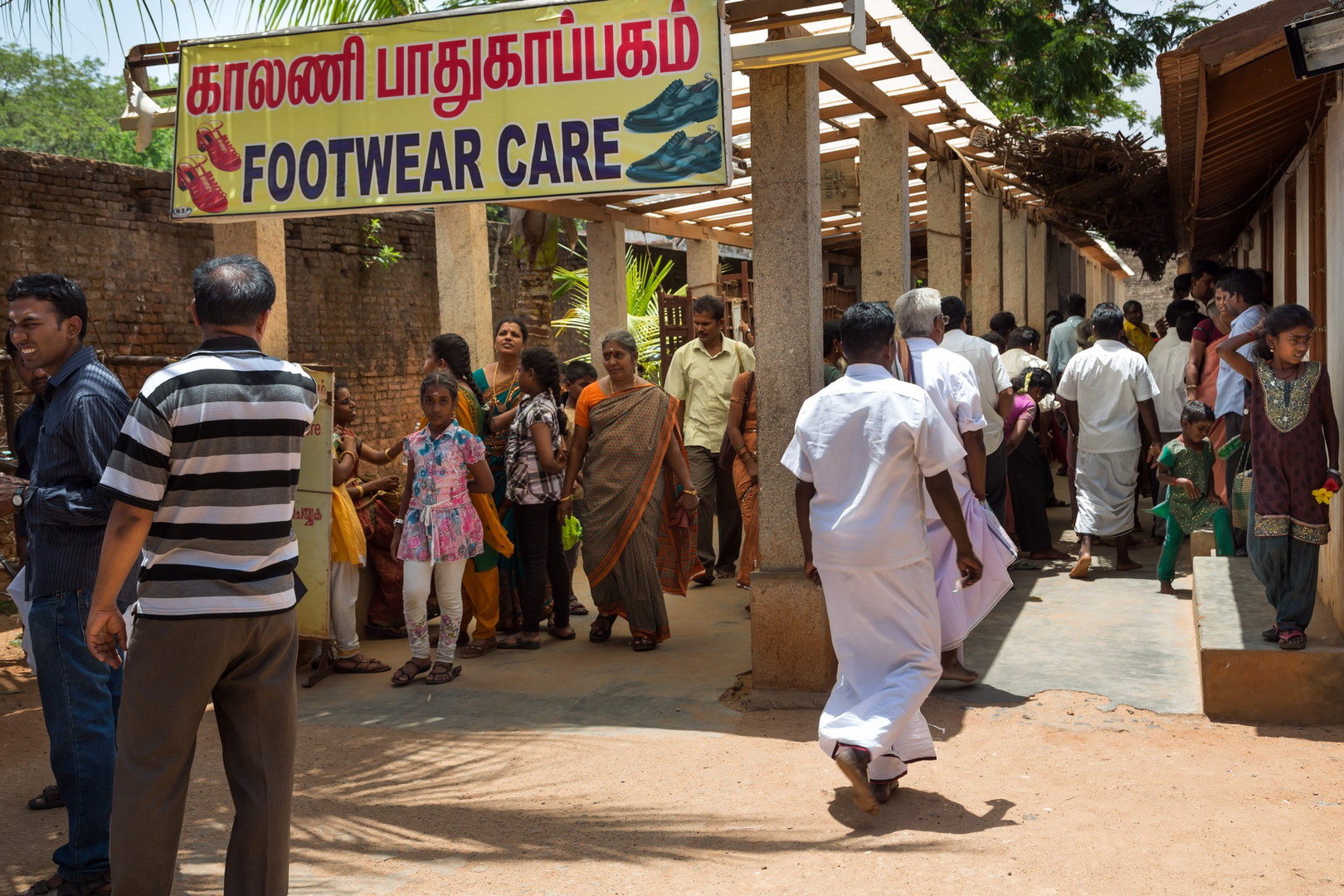 Dépôt de chaussures à l'entrée du temple de Brihadesvara, Tanjore