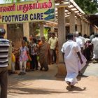 Dépôt de chaussures à l'entrée du temple de Brihadesvara, Tanjore