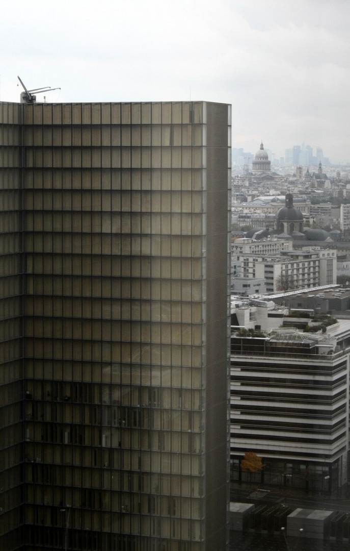 Depuis le dernier étage de la tour ouest de la TGB (5). En arrière-plan, le Panthéon et la Défense