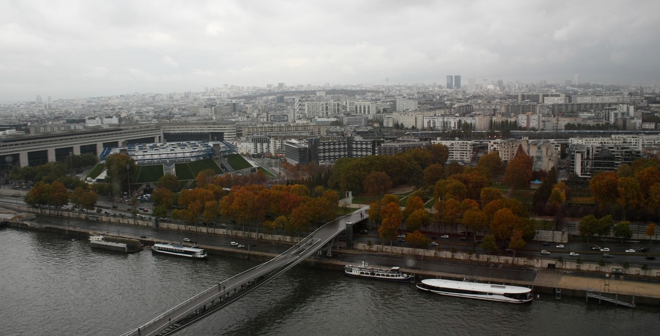 Depuis le dernier étage de la tour ouest de la TGB (6). La passerelle S. de Beauvoir et Bercy