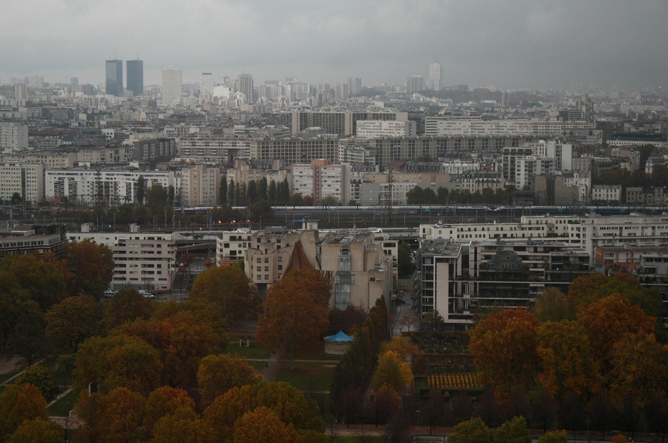 Depuis le dernier étage de la tour ouest de la TGB (7). Les jardins de Bercy et un TGV double