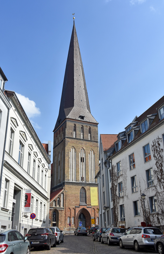 Der 117 m hohe Turm der Petrikirche in Rostocks Altstadt