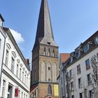 Der 117 m hohe Turm der Petrikirche in Rostocks Altstadt