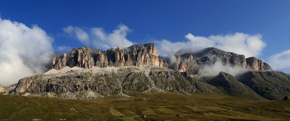 Der 3152m hohe Piz Boe und die "Pordoispitzen" links sind die ...