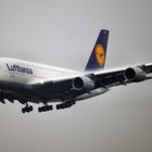 Der A 380-800 schwebt auf Rhain-Main ein