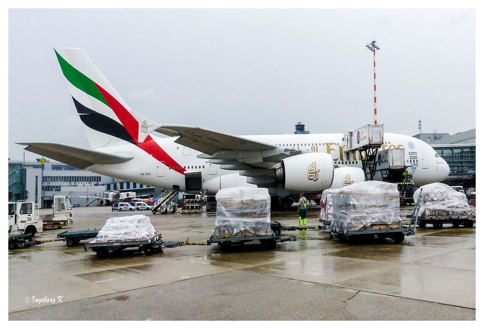 Der A 380 am Gate bei der Beladung für den Rückflug