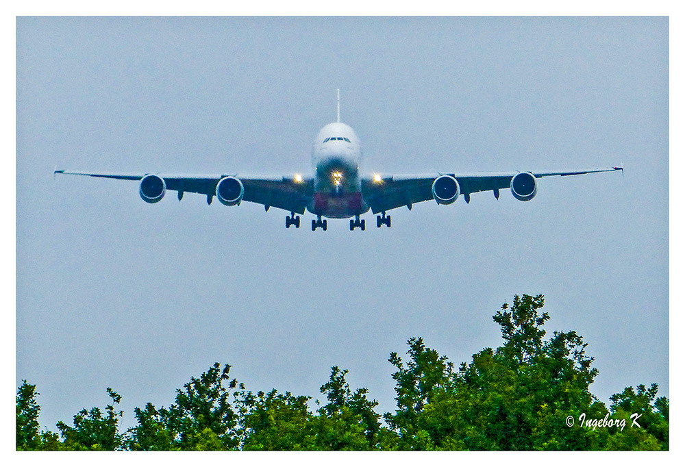 Der A 380 - der Emirates - im Anflug