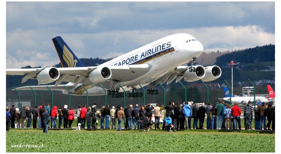 Der A380 beim Start in Zürich