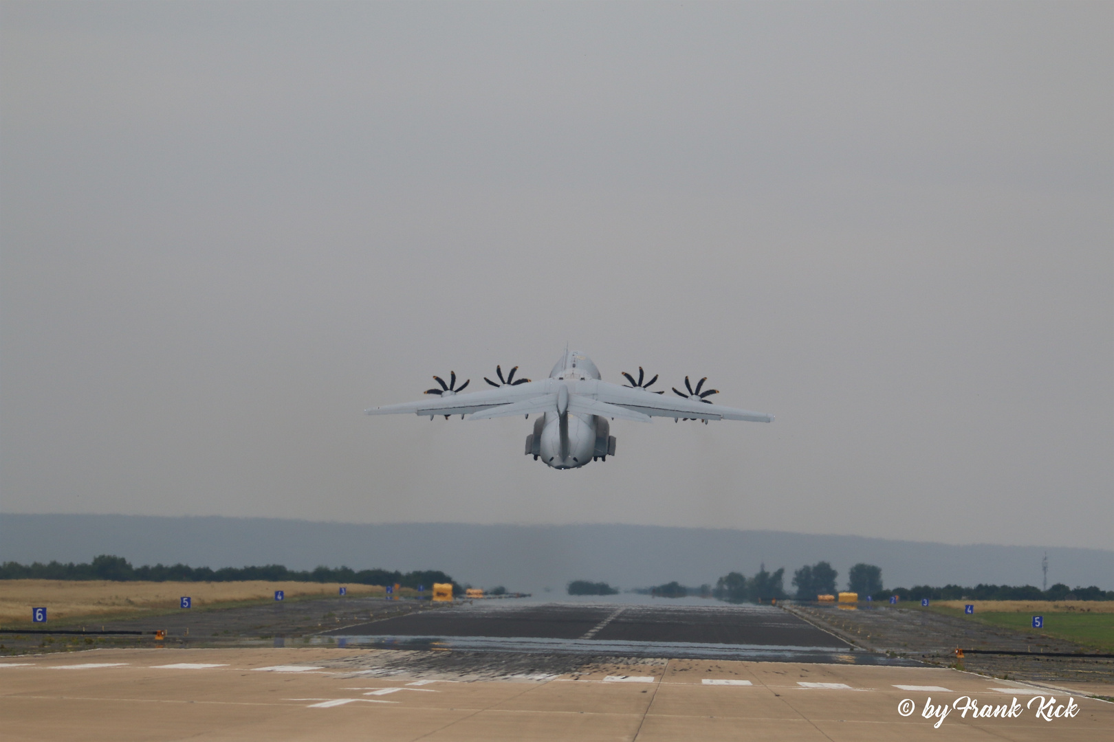 Der A400M beim T/O auf RWY 25 am ETNN.