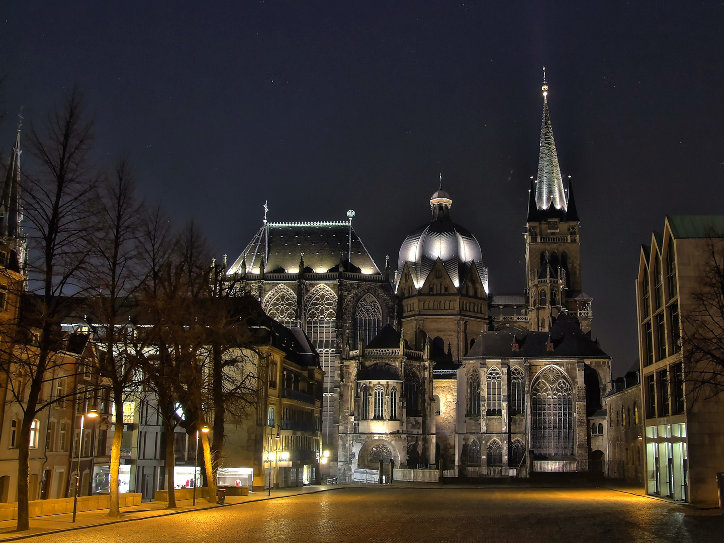 Der Aachener Dom bei Nacht