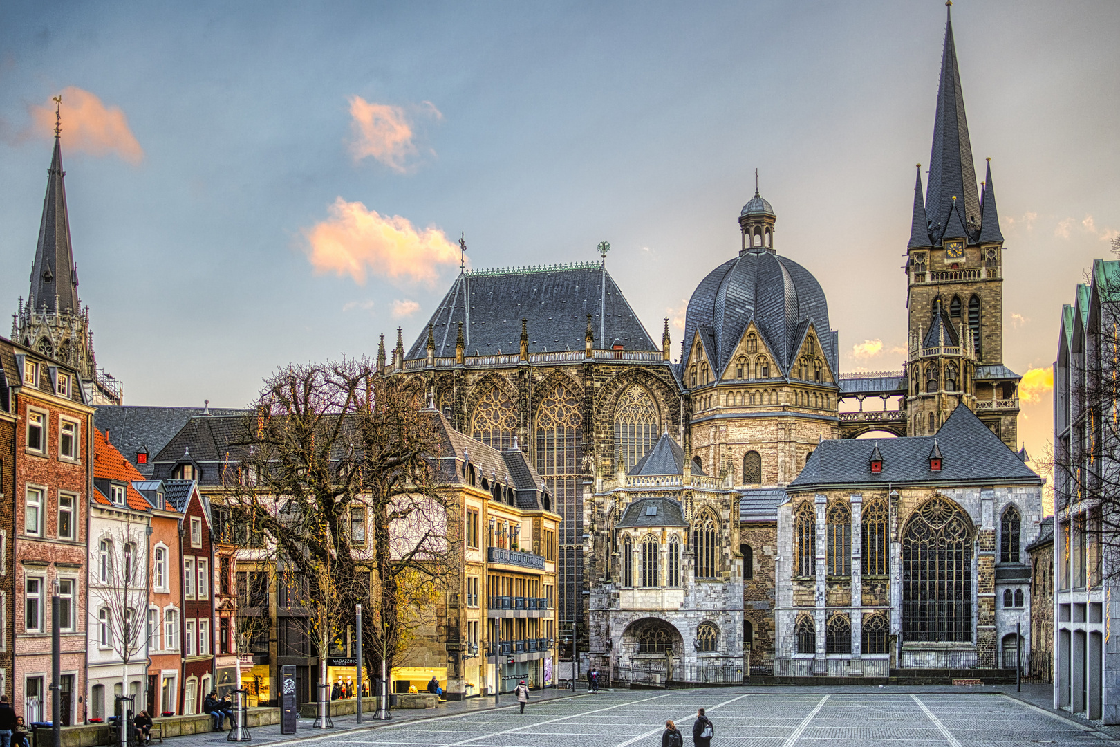 Der Aachener Dom in der Weihnachtszeit