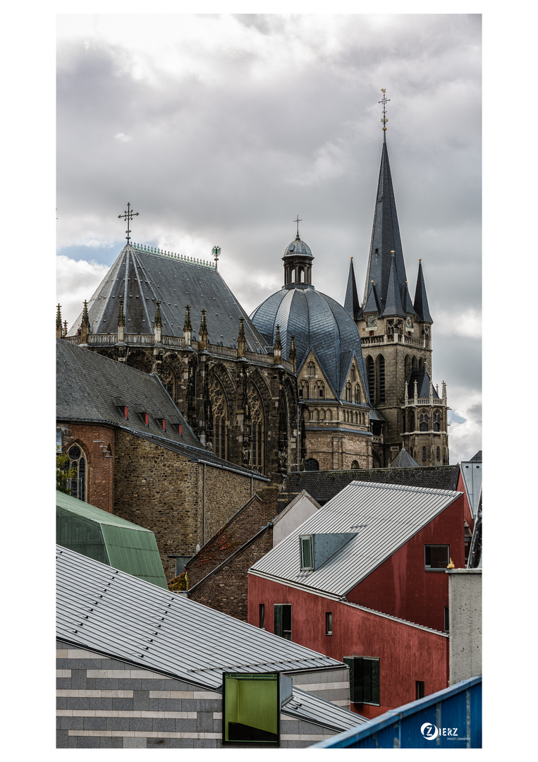 der Aachener Dom in moderner Umgebung