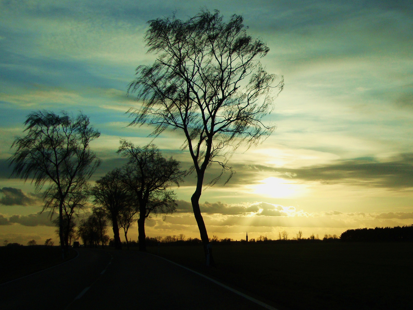 Der Abend kommt ins Dorf