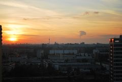Der Abend senk sich über die Dächer von Berlin