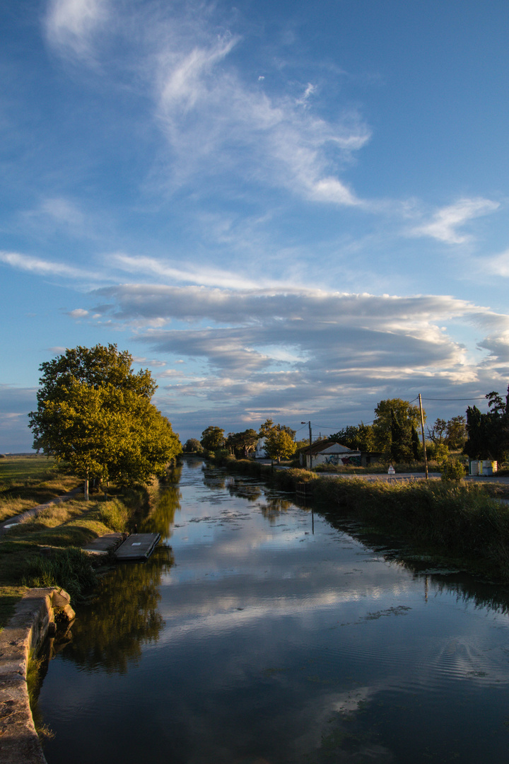 Der Abendhimmel über dem Kanal