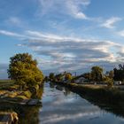 Der Abendhimmel über dem Kanal