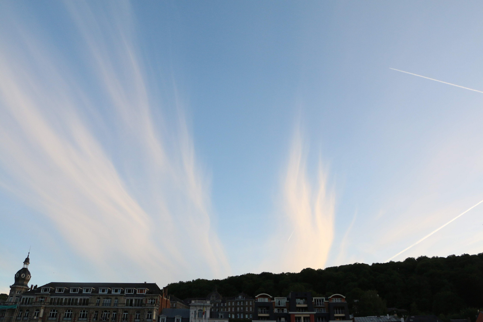 Der Abendhimmel über Dinant