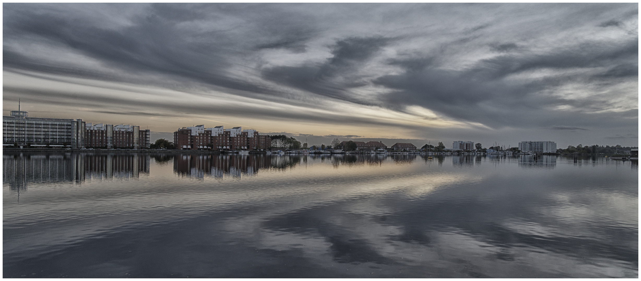 Der Abendhimmel über Wilhelmshaven