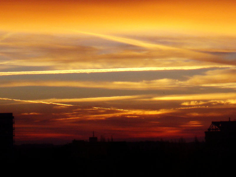 Der Abendhimmel, wird zerpflügt!