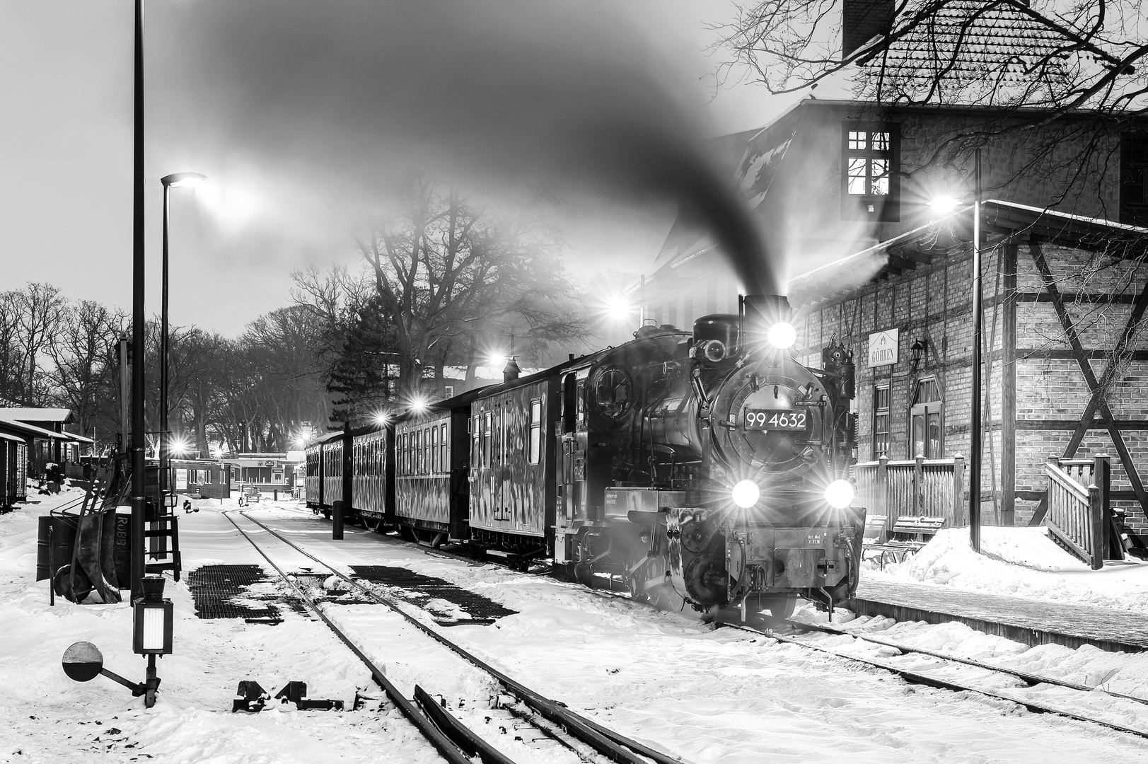 Der abendliche Dampfzug auf Rügen wartet - in knackiger Kälte - auf seine Abfahrt in Göhren.