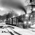 Der abendliche Dampfzug auf Rügen wartet - in knackiger Kälte - auf seine Abfahrt in Göhren.