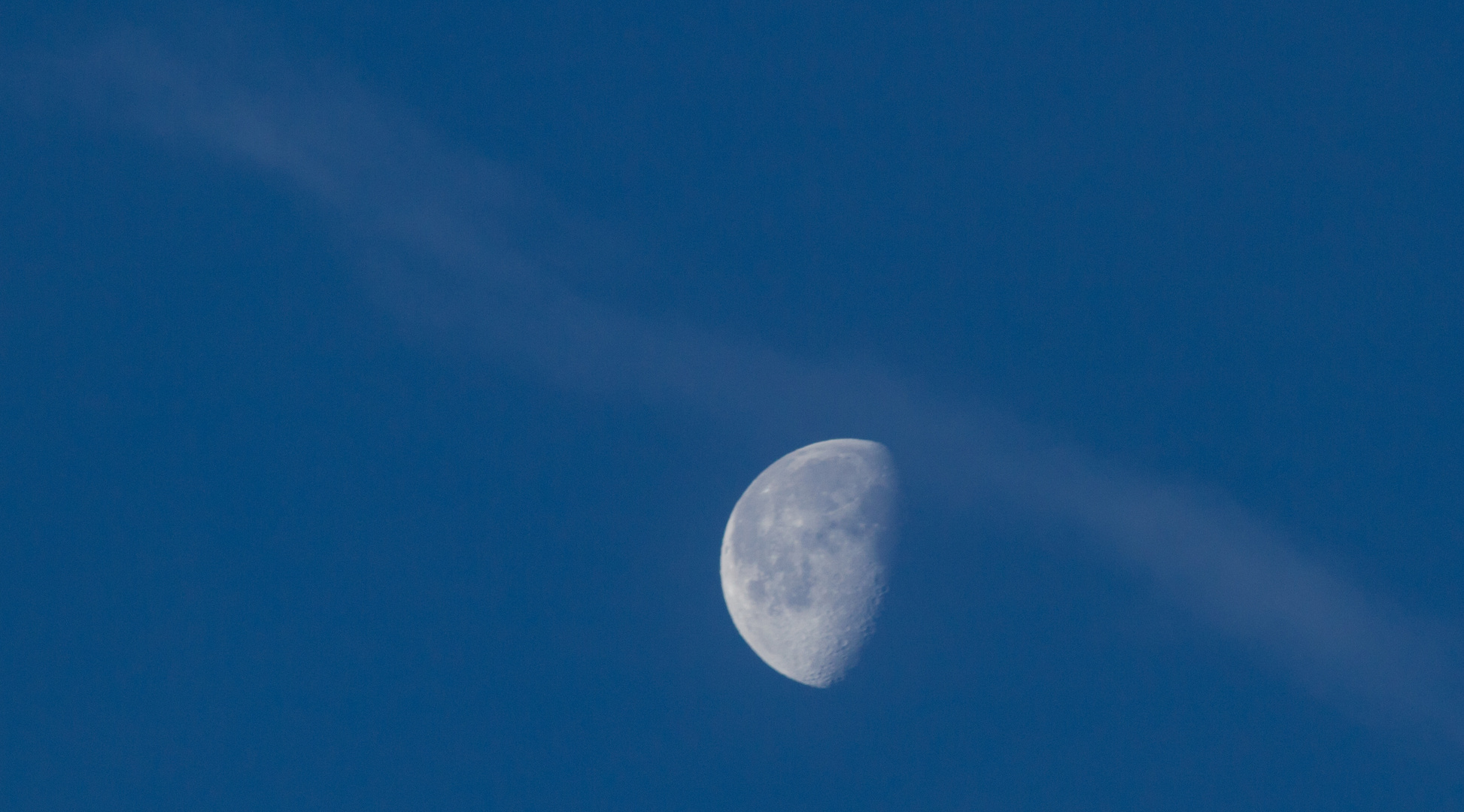 Der abnehmende Mond im Schleier