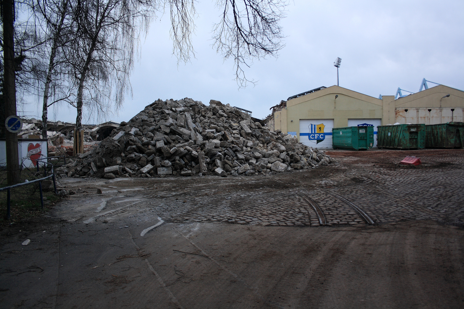 Der Abriss des Straßenbahnhofs  Leninstraße beginnt.