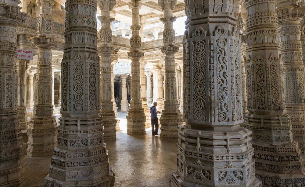 DER ADINATHA-TEMPEL IN RANAKPUR (INDIEN) (Kalender Oktober)