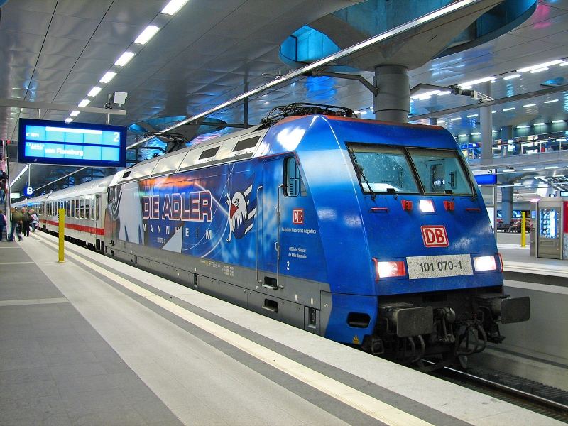 der Adler im Berliner Hauptbahnhof (tief)