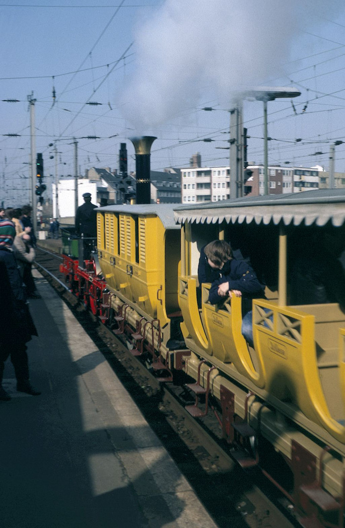 Der Adler-Zug hat Ausfahrt in Köln Hbf (150 Jahrfeier)