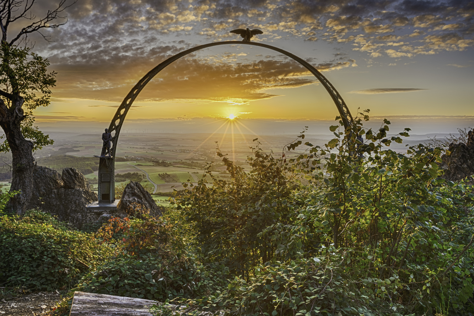 Der Adlerbogen im Sonnenaufgang