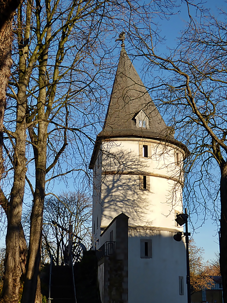 Der Adlerturm im Sonnenlicht.