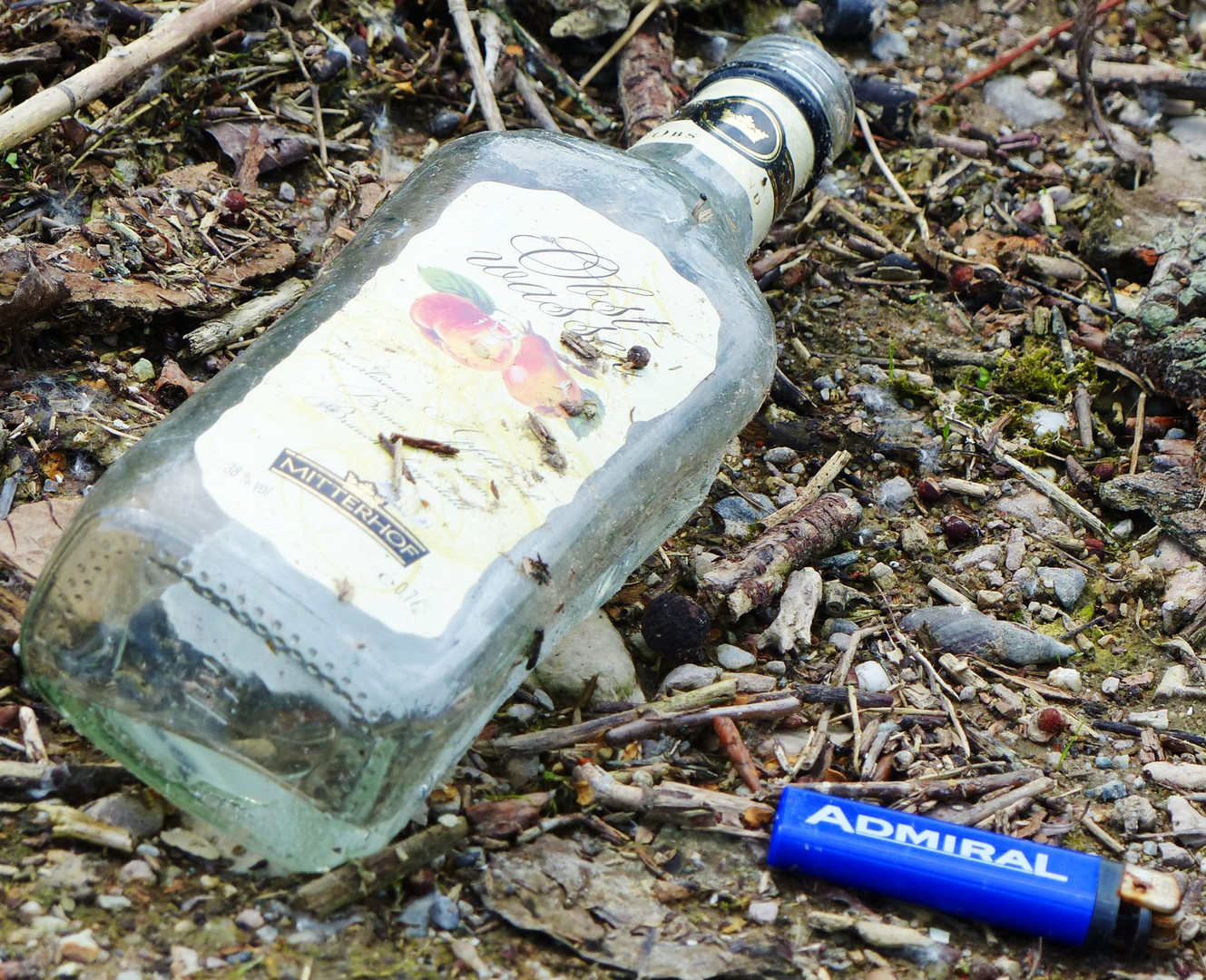 der Admiral trinkt gerne Obstwasser Foto &amp; Bild schnapsflasche