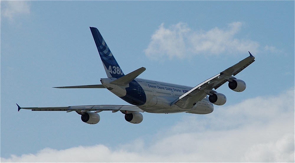 Der Airbus A380 über den Wolken.