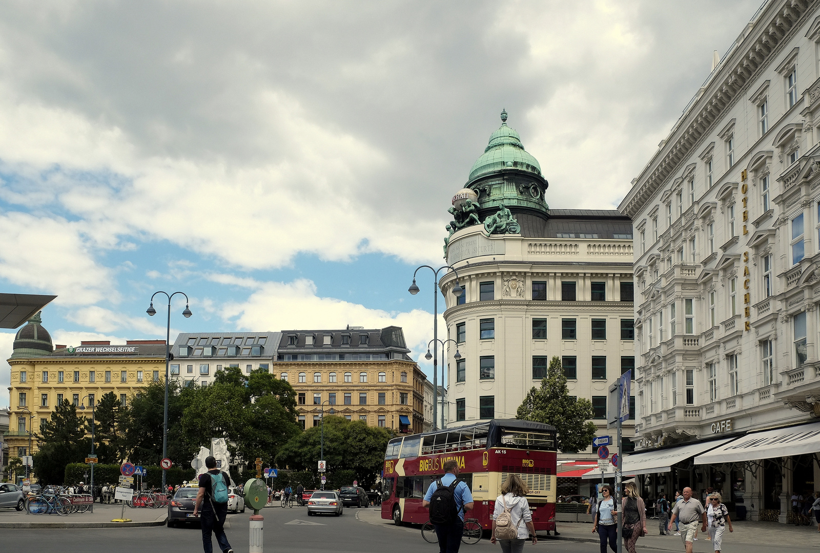 der Albertina-Platz