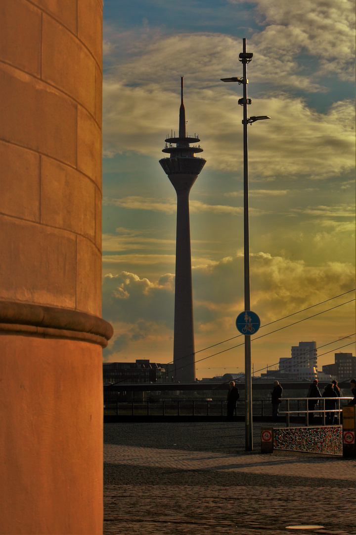 der allgegenwertige Rheinturm in Düsseldorf