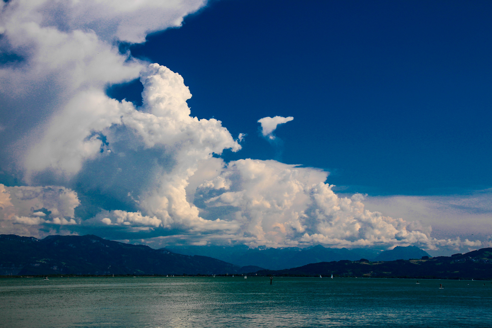 der Alpenhauptkamm hüllt sich in Wolken