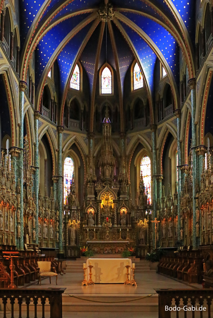 Der Altar der Kathedralbasilika Notre Dame 