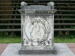 Der Altar gehört in die Zeit um 50 n. Chr. Er war mit wertvollen Marmorplatten aus Carrara verkleide