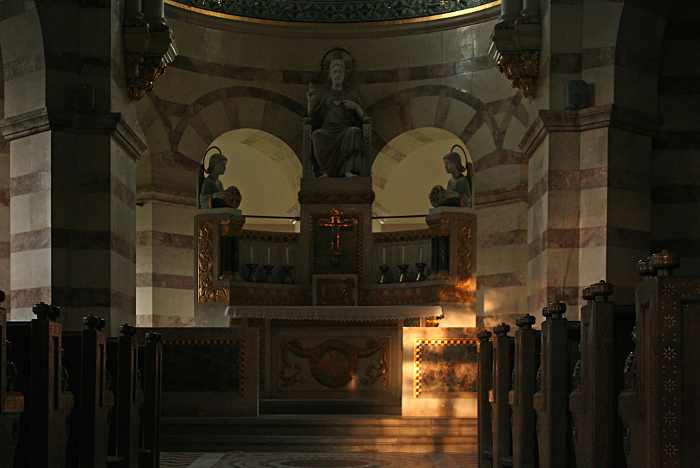 Der Altar in der Elisabethkapelle in einem ganz besonderen Lichtmoment