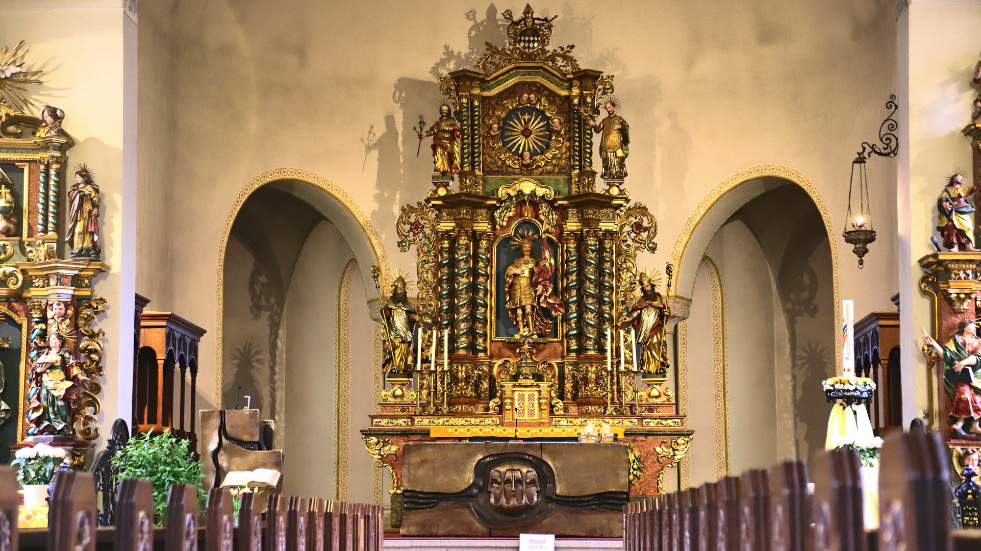 Der Altar in der kath Pfarrkirche in Zermatt