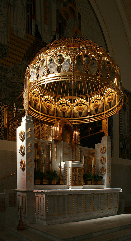 Der Altar in der Kirche zum Heiligen Leopold am Steinhof