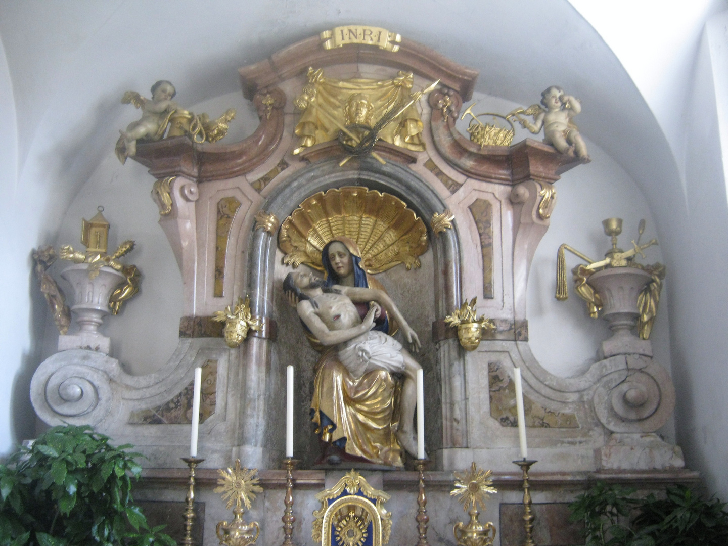 Der Altar in der Müllner Kirche ..