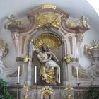Der Altar in der Müllner Kirche ..