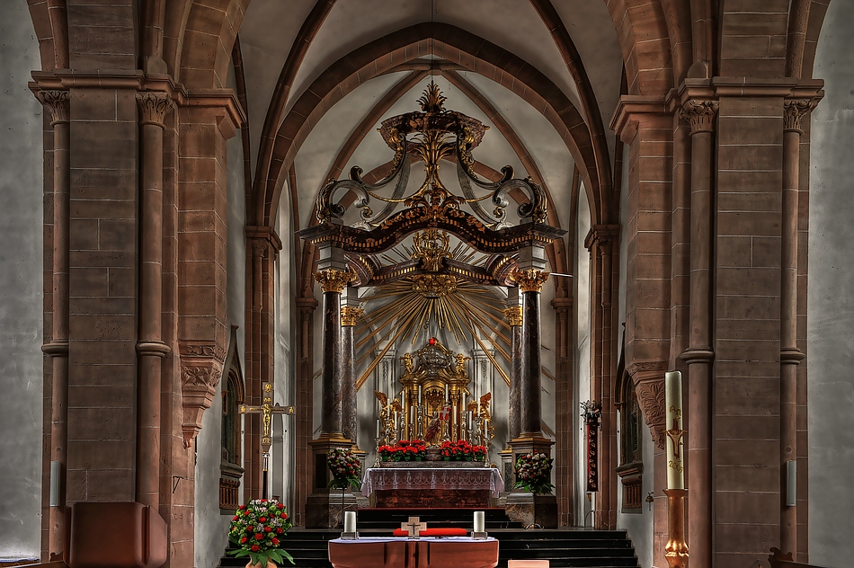 Der Altar in der Stiftsbasilika Aschaffenburg