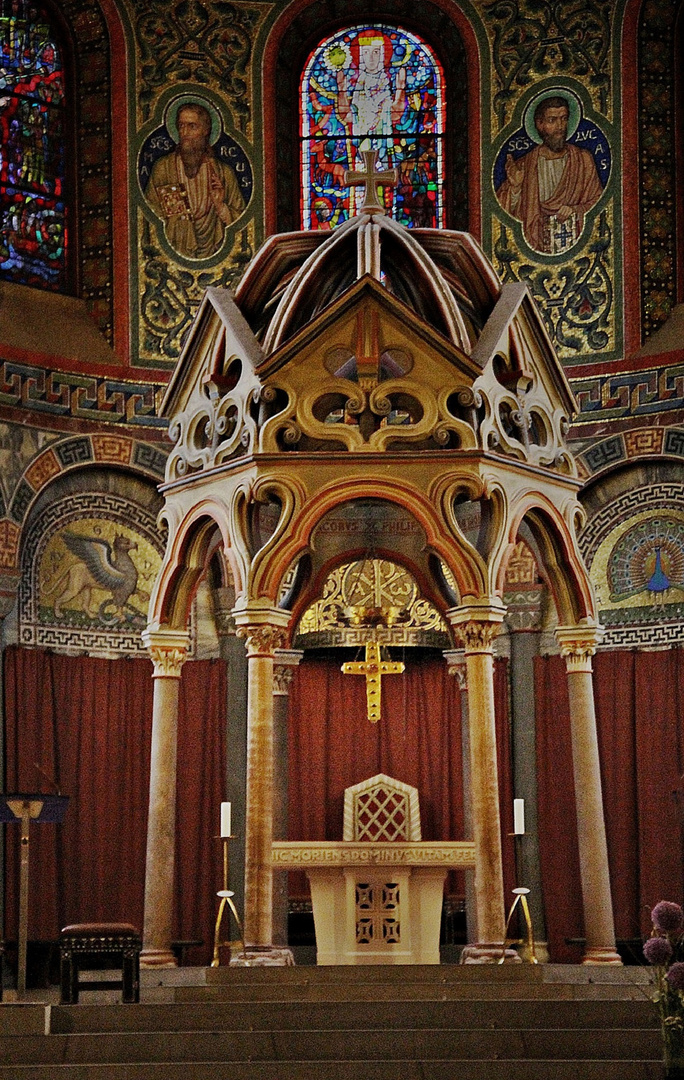 Der Altarbaldachin im Kloster Maria Laach