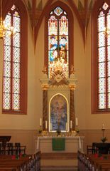 Der Altarraum mit seinen alten Fenstern