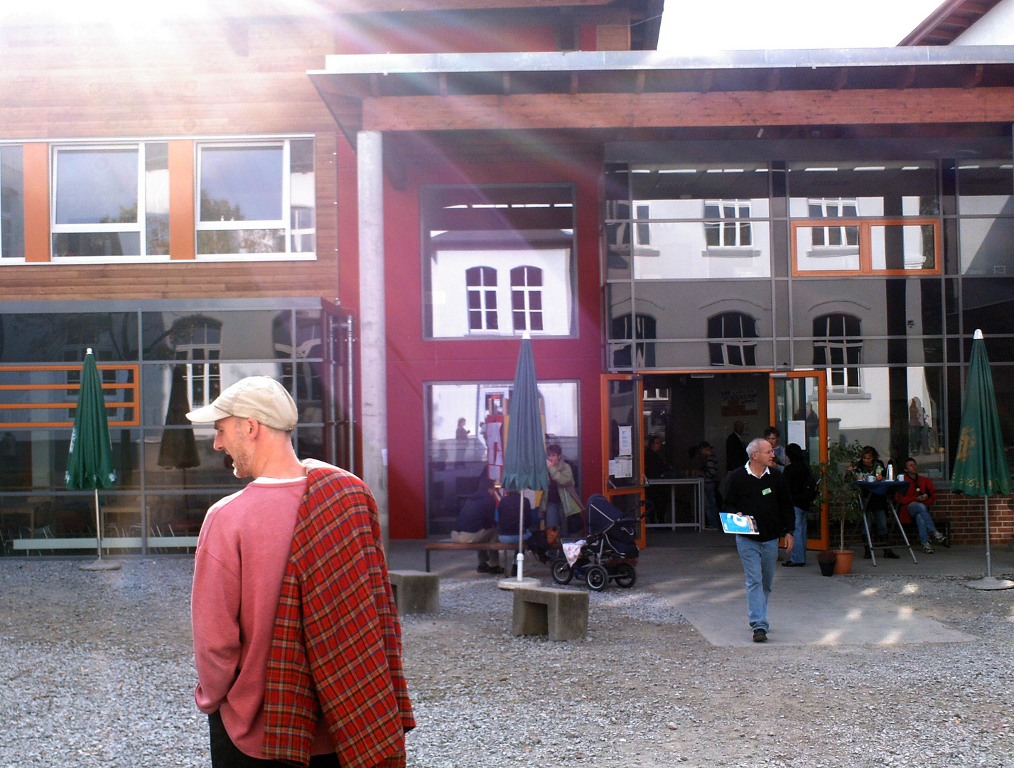 Der Altbau spiegelt sich im Neubau der freien Schule Bochum