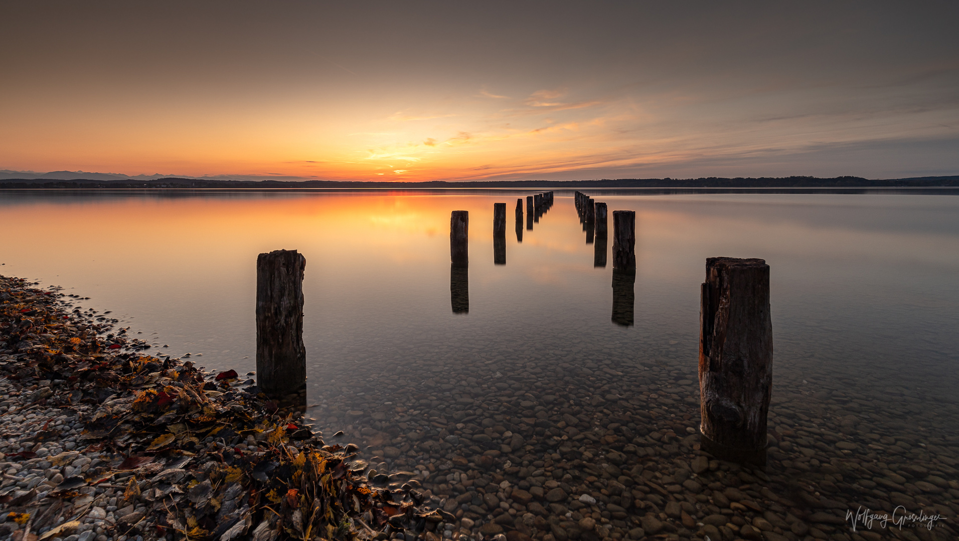 Der alte Badesteg am See im Sonnenuntergang