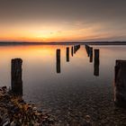 Der alte Badesteg am See im Sonnenuntergang